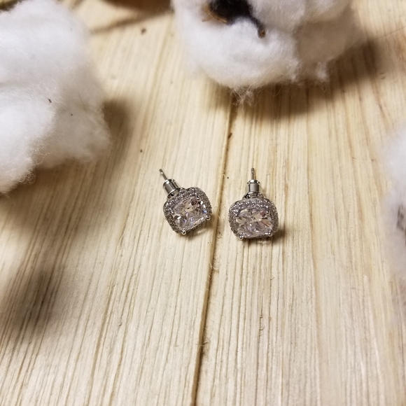 BREATHTAKING!! Clear color Halo Cut CZ stud earrings - Picture 8 of 11